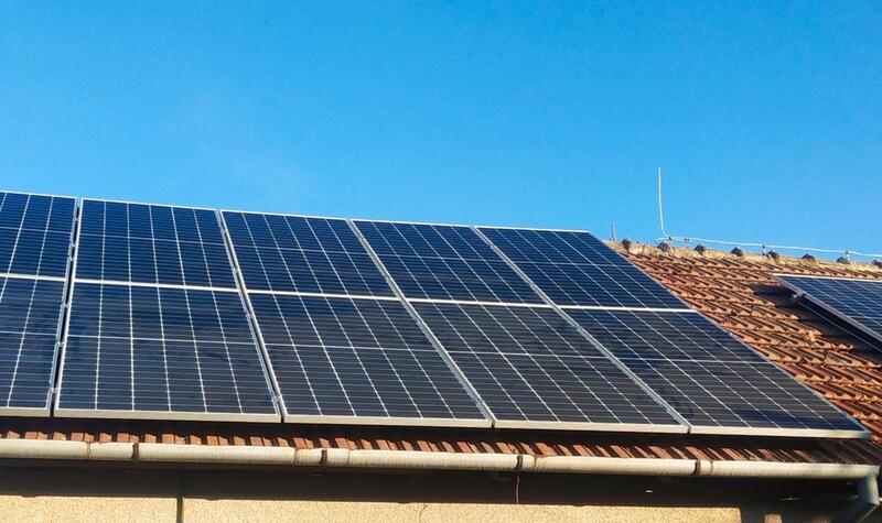Reference: Fotovoltaická elektrárna s bateriemi a dobíjecí stanici pro elektromobily - Třebíč