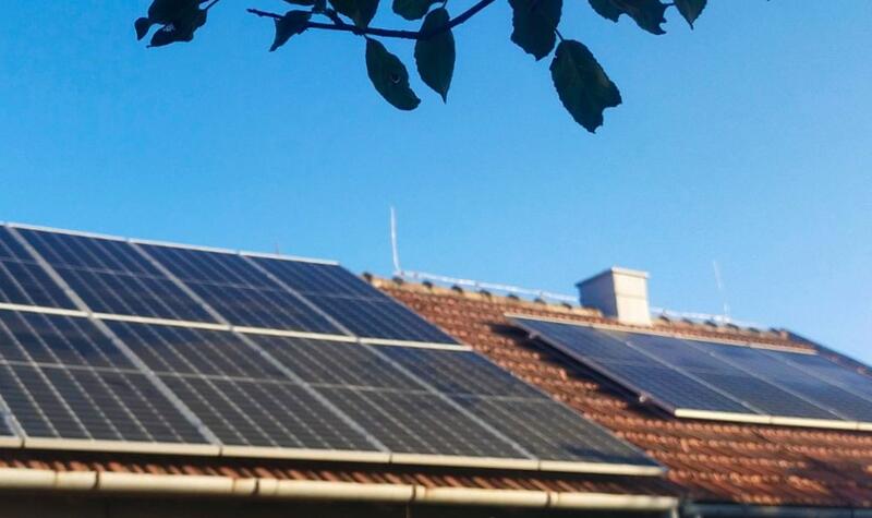 Reference: Fotovoltaická elektrárna s bateriemi a dobíjecí stanici pro elektromobily - Třebíč