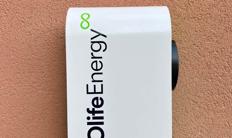 Reference: Fotovoltaická elektrárna s bateriemi a dobíjecí stanici pro elektromobily - Třebíč