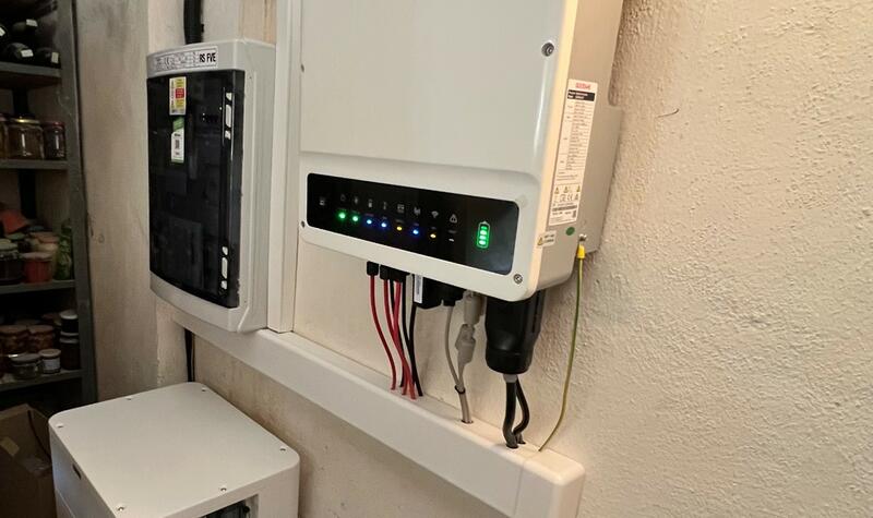Reference: Fotovoltaická elektrárna s bateriemi a dobíjecí stanici pro elektromobily - Třebíč