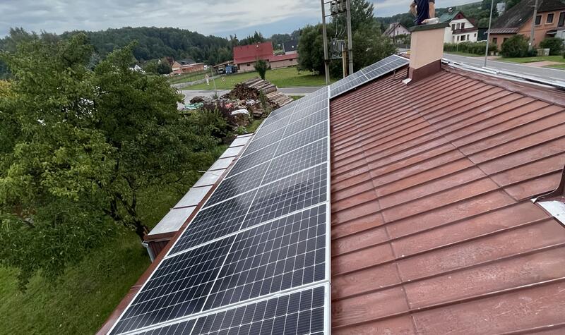 Reference: Solární elektrárna s bateriemi a Wallboxem instalovaná ve Vrchlabí