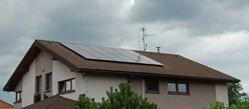 Reference Fotovoltaická elektrárna s bateriemi a dobíjecí stanici pro elektromobil - Bystřice