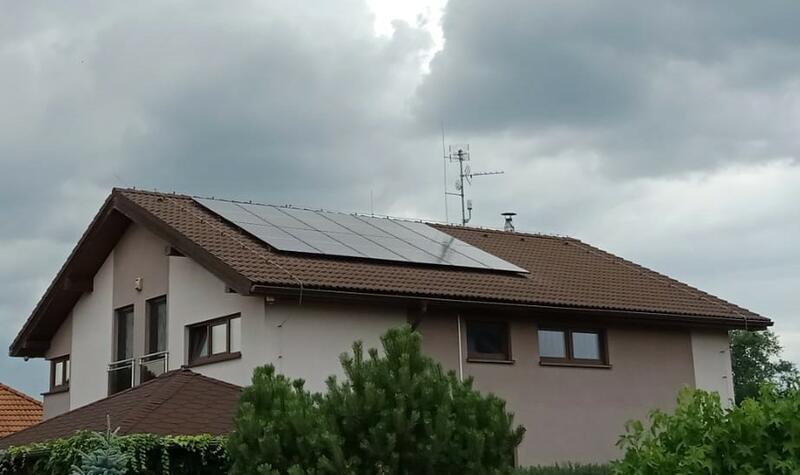 Reference: Fotovoltaická elektrárna s bateriemi a dobíjecí stanici pro elektromobil - Bystřice