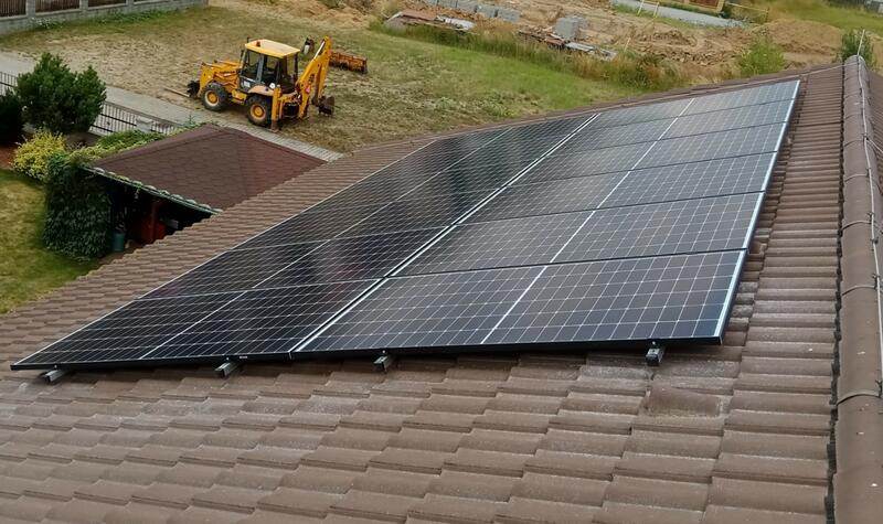 Reference: Fotovoltaická elektrárna s bateriemi a dobíjecí stanici pro elektromobil - Bystřice