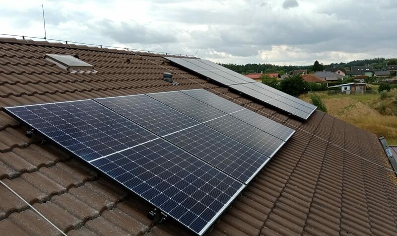Reference: Fotovoltaická elektrárna s bateriemi a dobíjecí stanici pro elektromobil - Bystřice