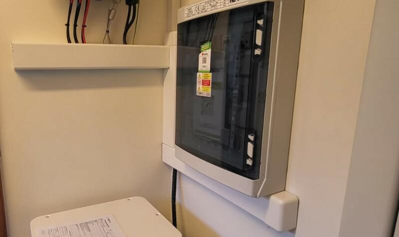 Reference: Fotovoltaická elektrárna s bateriemi a dobíjecí stanici pro elektromobil - Bystřice