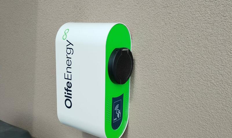 Reference: Fotovoltaika s bateriemi a dobíjecí stanici pro elektromobily - Dubné-Křenovice