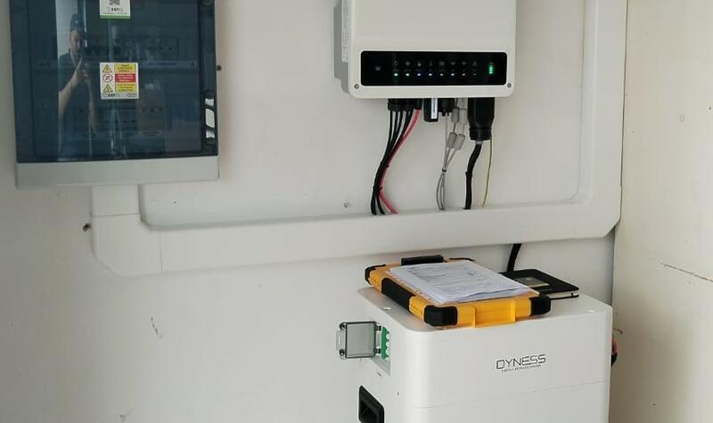 Reference: Fotovoltaika s bateriemi a dobíjecí stanici pro elektromobily - Dubné-Křenovice