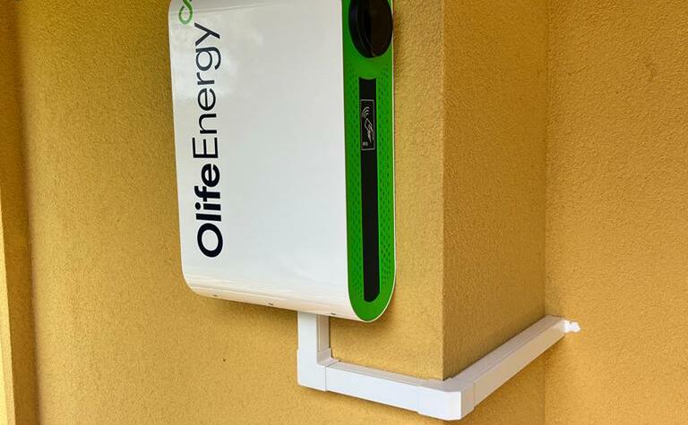 Reference: Fotovoltaická elektrárna s bateriemi a dobíjecí stanici pro elektromobily - Lánov-Horní Lánov