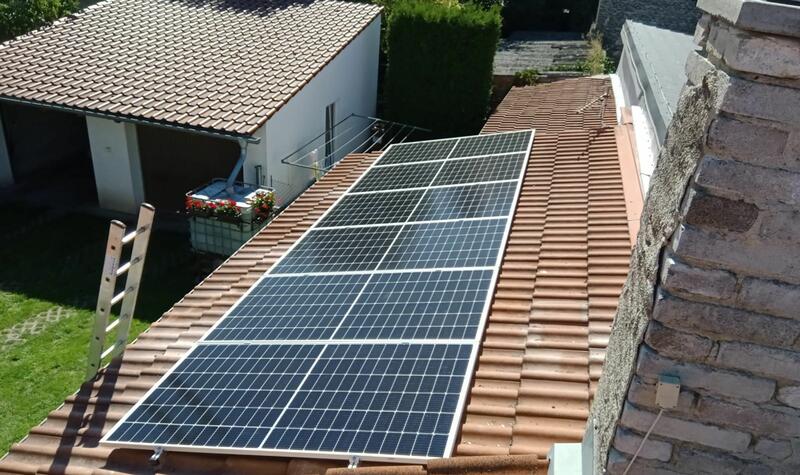 Reference: Fotovoltaická elektrárna s uložením vyrobené energie do baterií, instalovaná v Kladně