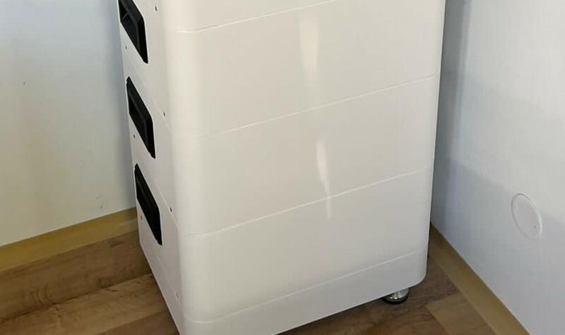 Reference: Fotovoltaická elektrárna s uložením vyrobené energie do baterií, instalovaná v Kladně